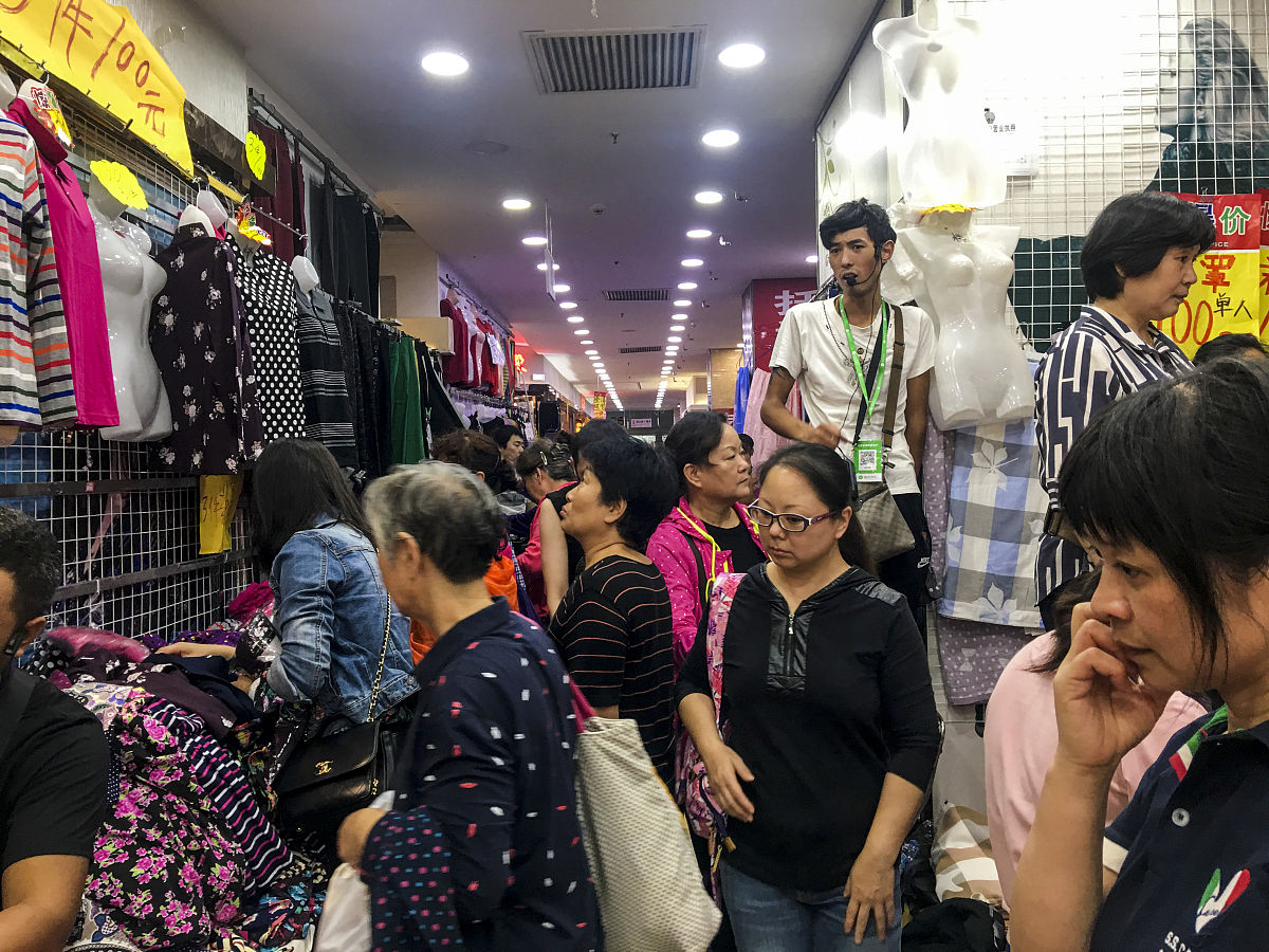 2018年9月27日,北京,开业20年,官园批发市场进入撤市倒计时,市民纷纷