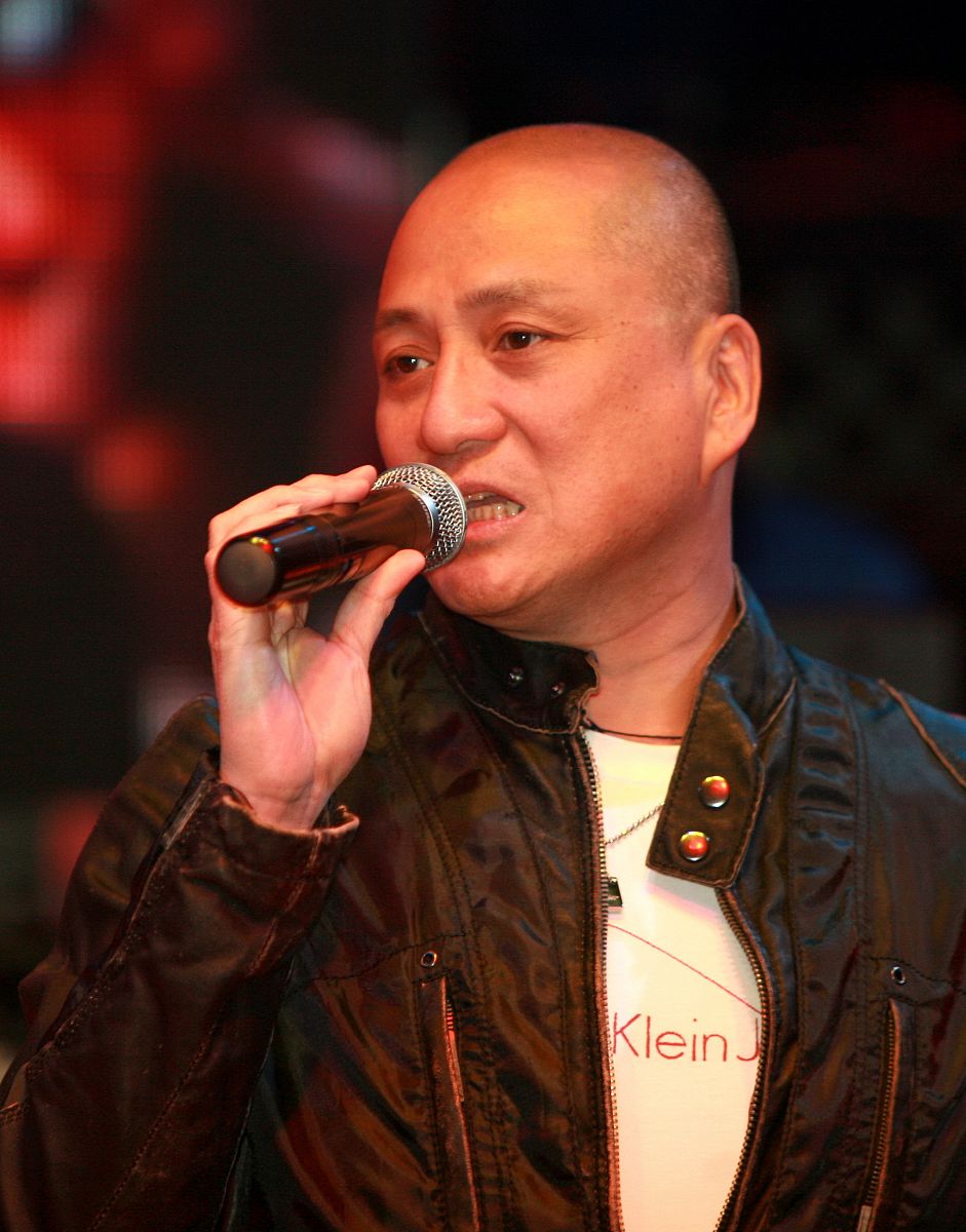 2010年11月2日, 福建省泉州市,汤镇业在酒吧演唱歌曲.+++_+++汤镇业,