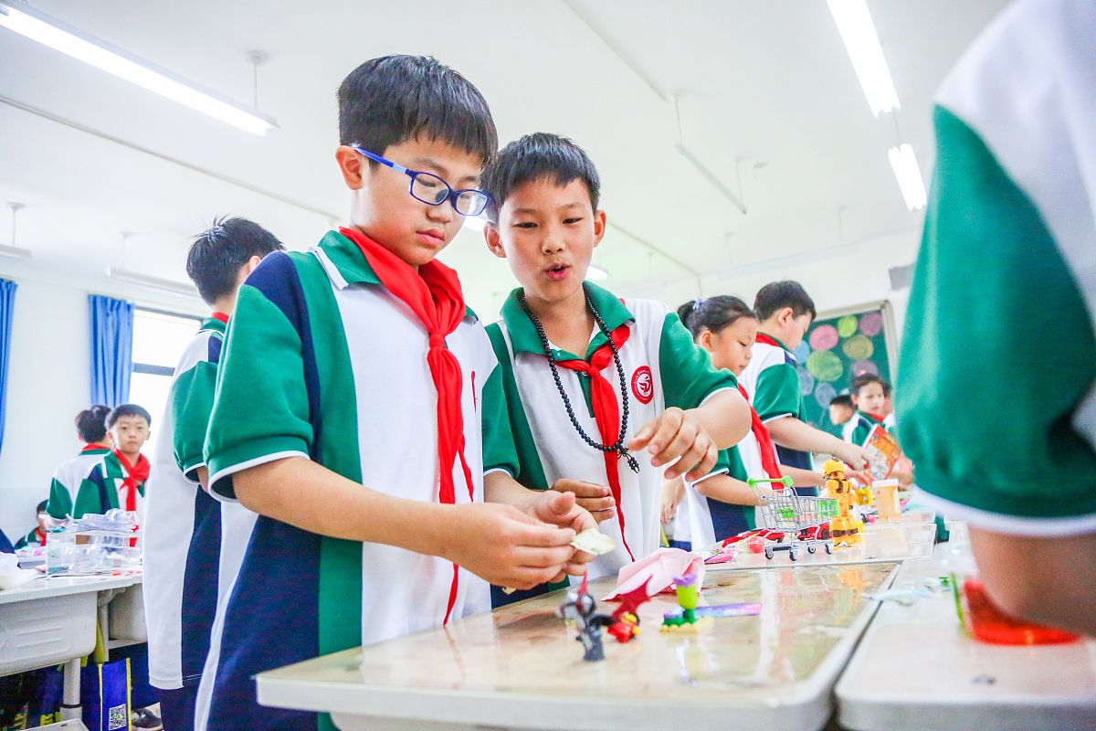 请年段组织学生通过网络直播观看《全国中学生同上一堂暑期科学课》。要求每位学生写一篇观后感400字