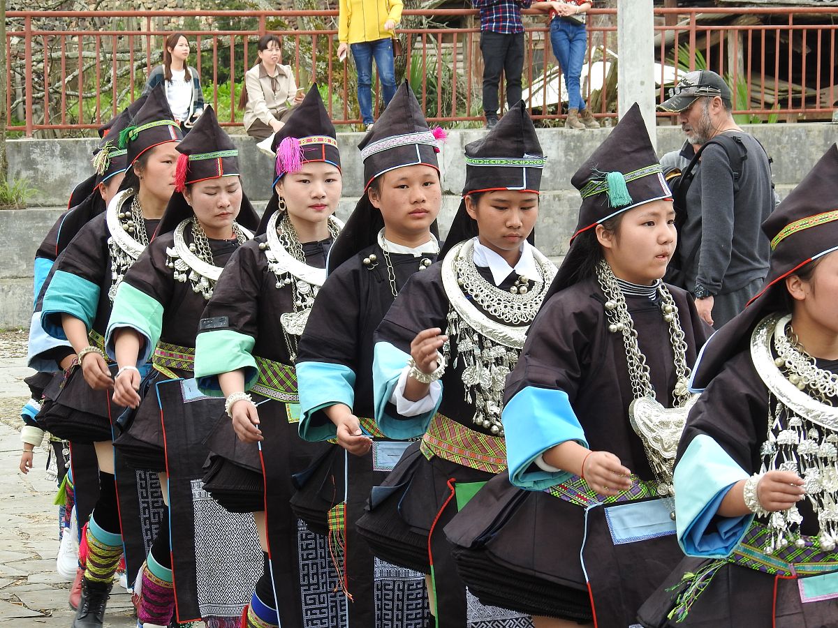 2019年4月6日,在贵州黔东南榕江县两汪乡空申苗寨,苗族女同胞在茅人节