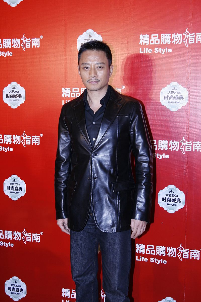 2009年1月8日,某报纸爱心时尚大典在北京欢乐谷举行.张涵予+++_+++时
