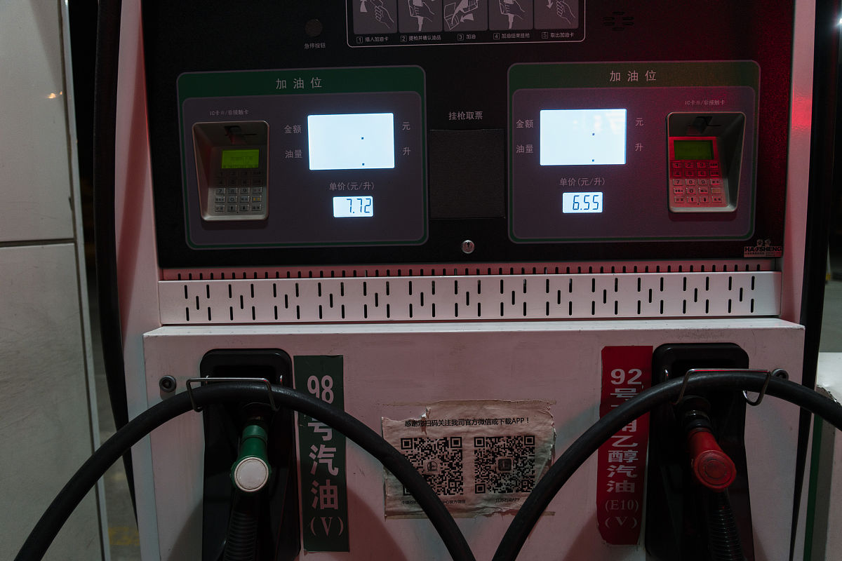 1-基本功能描述模拟加油站自动加油机的工作流程：通过按键控制加油或停止；通过串口显示当前油价、出油量及总费用；通过 DS18B20 检测环境温度若温度过高则报警提示。2-设计任务1系统初始化 ① L0~L7 依次点亮再依次熄灭。② 通过串口发送当前油价92#为 78 元升95 号为 82 元升98 号为 89元升。发送格式为92# 78 95# 82 98# 89rn。2按键① 首先选择油号。按