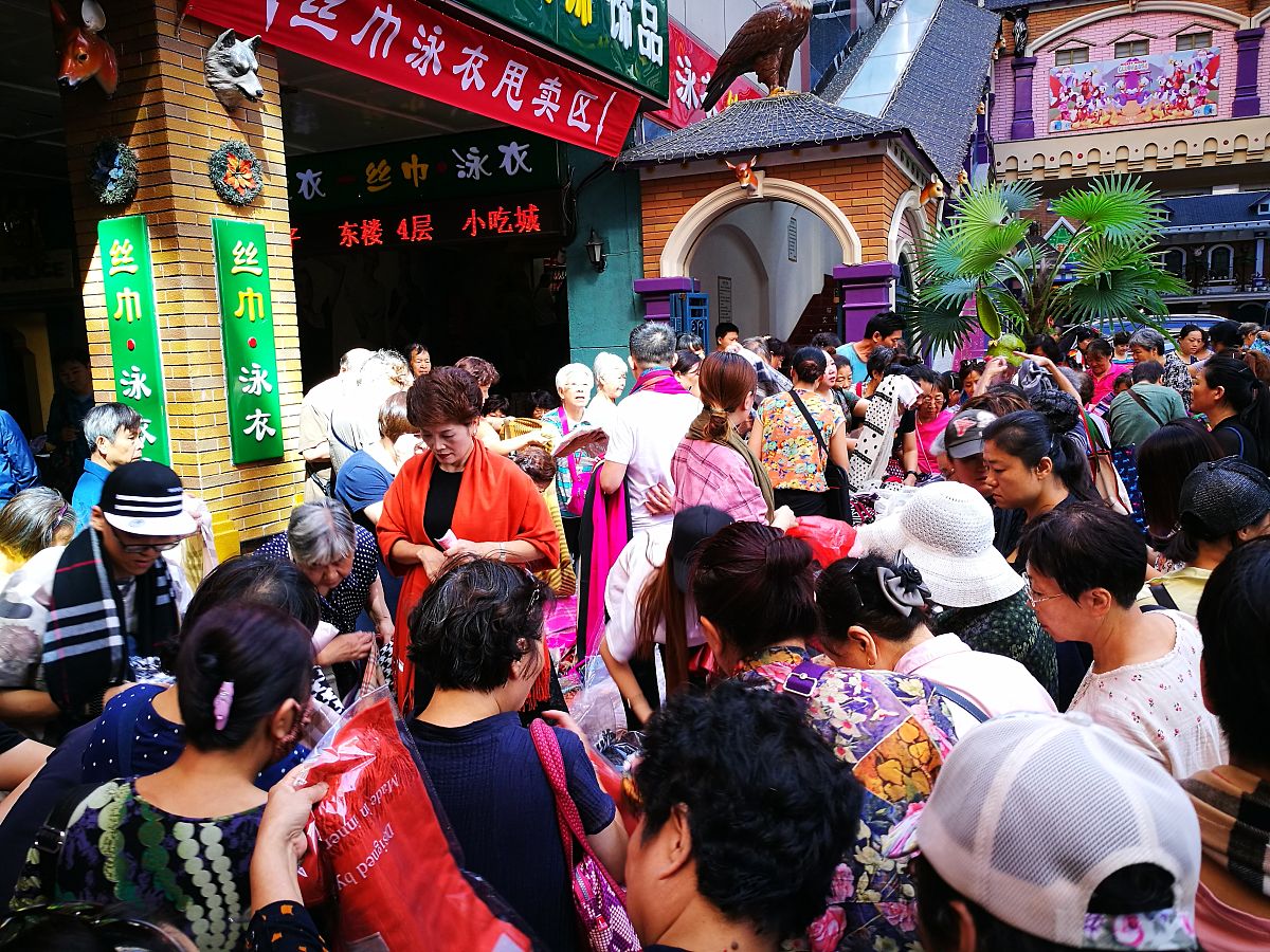 2017年9月11日,北京,天意小商品批发市场内人头攒动.