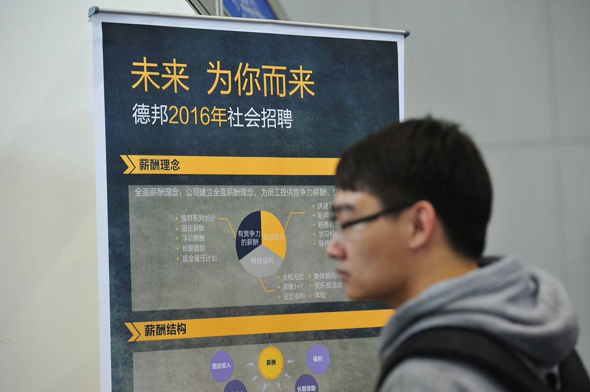 用优美的语言改以下句子。各位亲爱的同学们大家好。新学期已经到来信息工作室也迎来了一年一度的招生无论你是初学者还是进阶者只要你对信息技术感兴趣都欢迎你来到我们的校队在这里你会学到编程、动画、摄影等等相关的信息技术在这里你可以尽情发挥想象力与创作力还有机会为校比赛争光！欢迎大家前来面试面试时间：周三-周五面试地点：三楼电脑室招生对象：三至六年级名额有限有兴趣的同学们赶快来面试吧！信息世界的大门等着你来