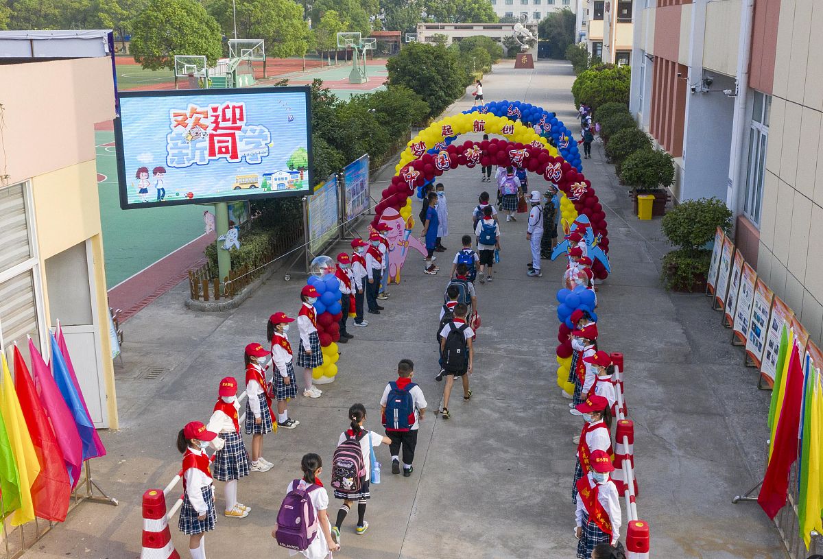 2021年9月1日,江苏省泰州市姜堰区实验小学罗塘校区的学生有序进入校