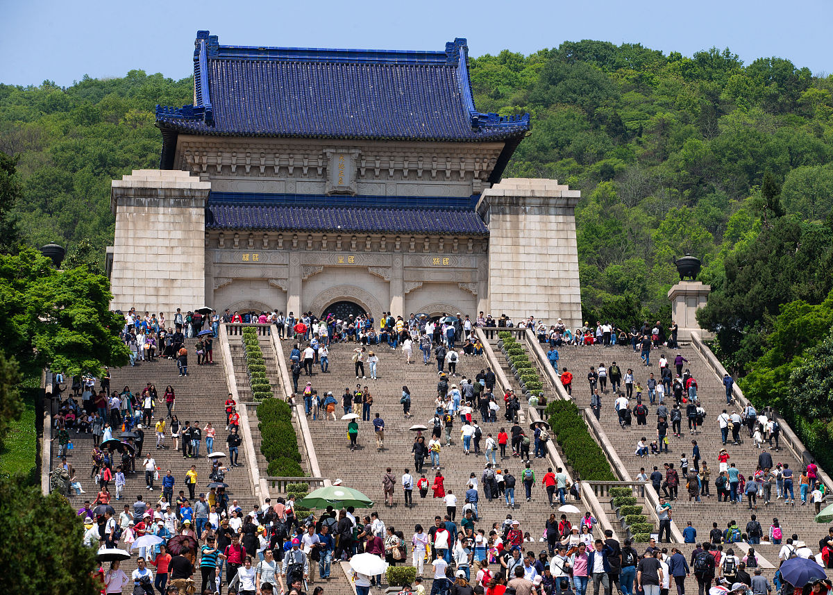 后天出发，帮我安排一个在南京两天一晚的游玩行程