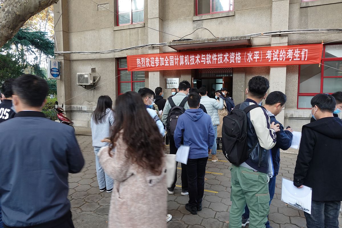 宣巡排打击违规宣导讲座充电建设承诺和举报来保障。这句话帮我编个谐音帮助我进行记忆
