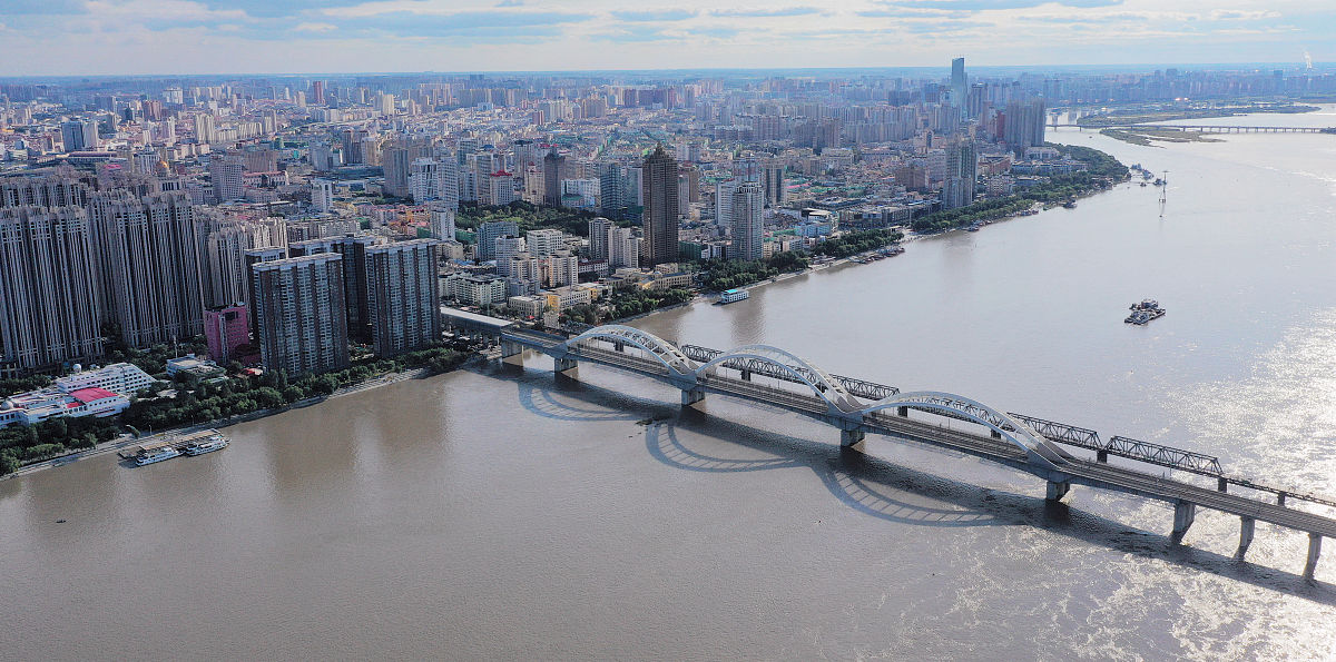 成都铁路运输学校分享西环高铁海口段双线特大桥连续梁成功转体