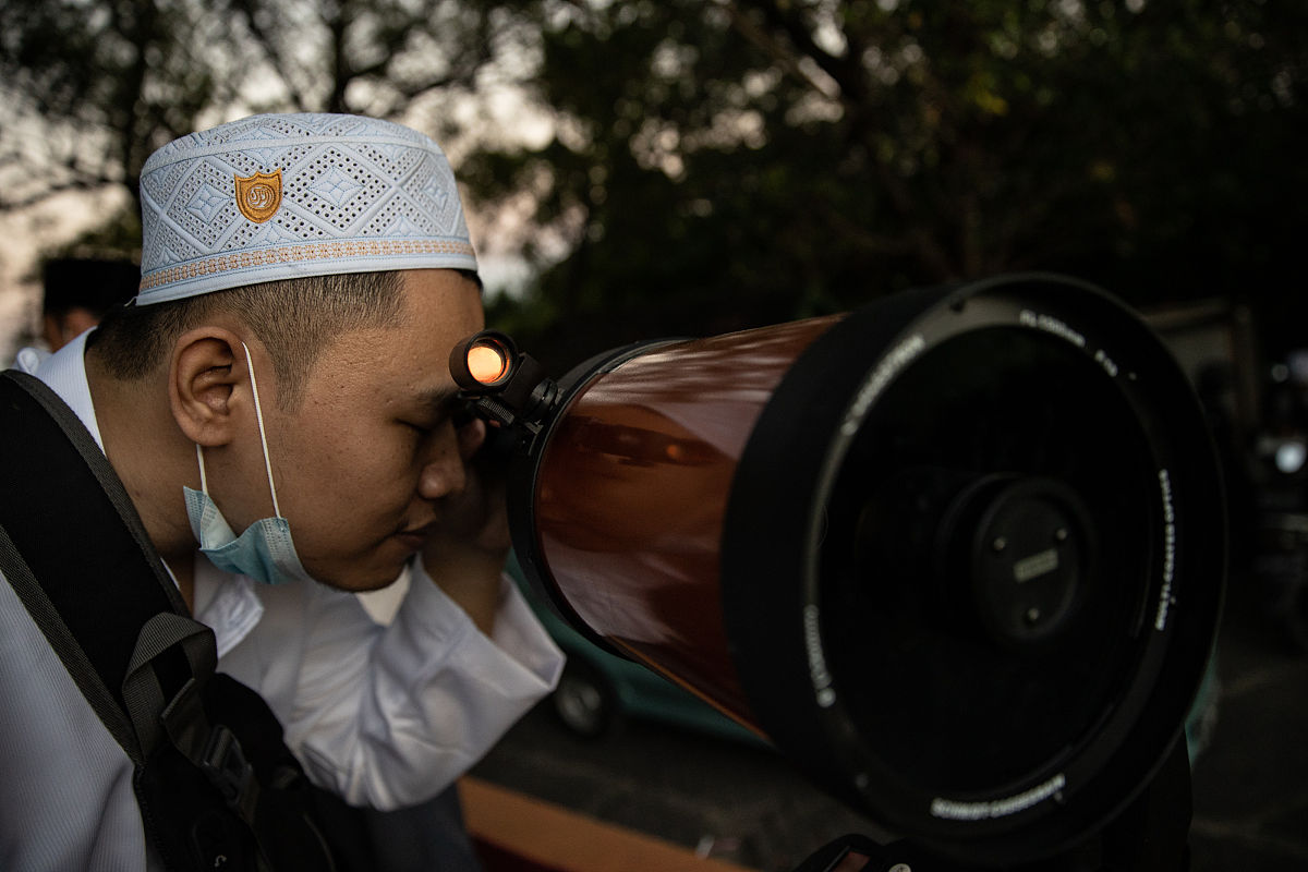 当地时间2021年5月11日,印尼格雷西,民众赏月,预测直接见月(rukyatul 