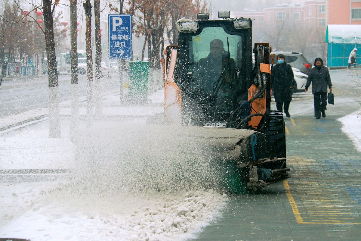 2021年11月15日,受冷空气影响,新疆阿勒泰地区普降大雪,局地暴雪.