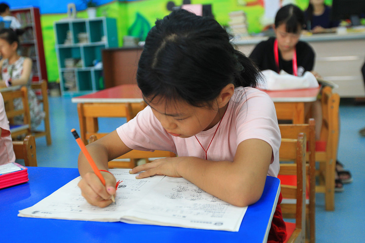 human 改写：前书写教育活动的内容和开展形式单一；幼儿教师注重幼儿书写技能的发展而忽视了对幼儿书写兴趣的培养；幼儿书写的自主性差教师对于幼儿进行的指导没有针对性等等。; AI 前期的教育活动内容和形式过于单一；幼儿教师过于强调幼儿书写技能的发展而忽视了对幼儿书写兴趣的培养；幼儿书写的自主性不足教师的指导缺乏针对性等等。;human 扩写：前书写教育活动的内容和开展形式单一；幼儿教师注重幼儿书