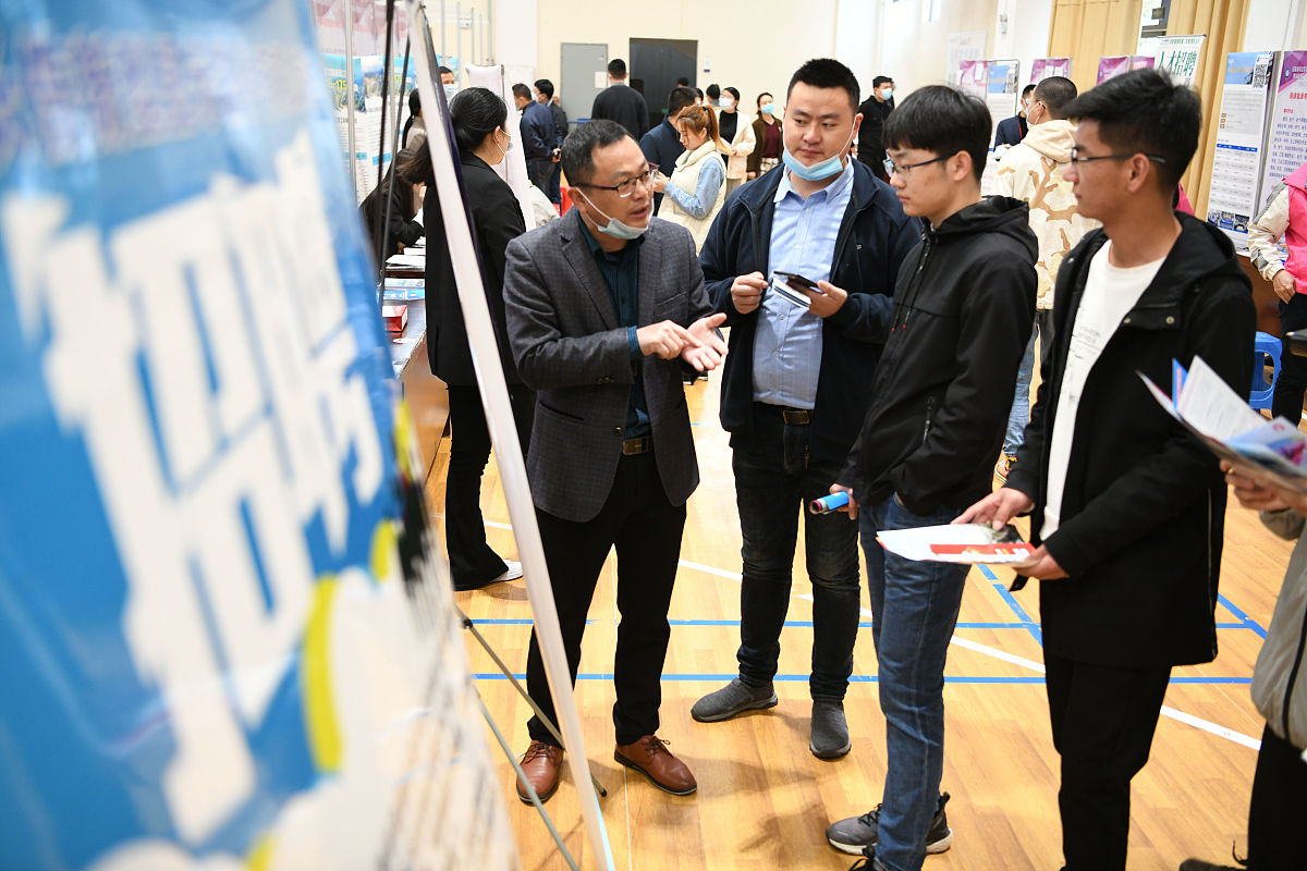 大学生参观企业收获满满：实践经验、职业规划、技能提升、人脉拓展