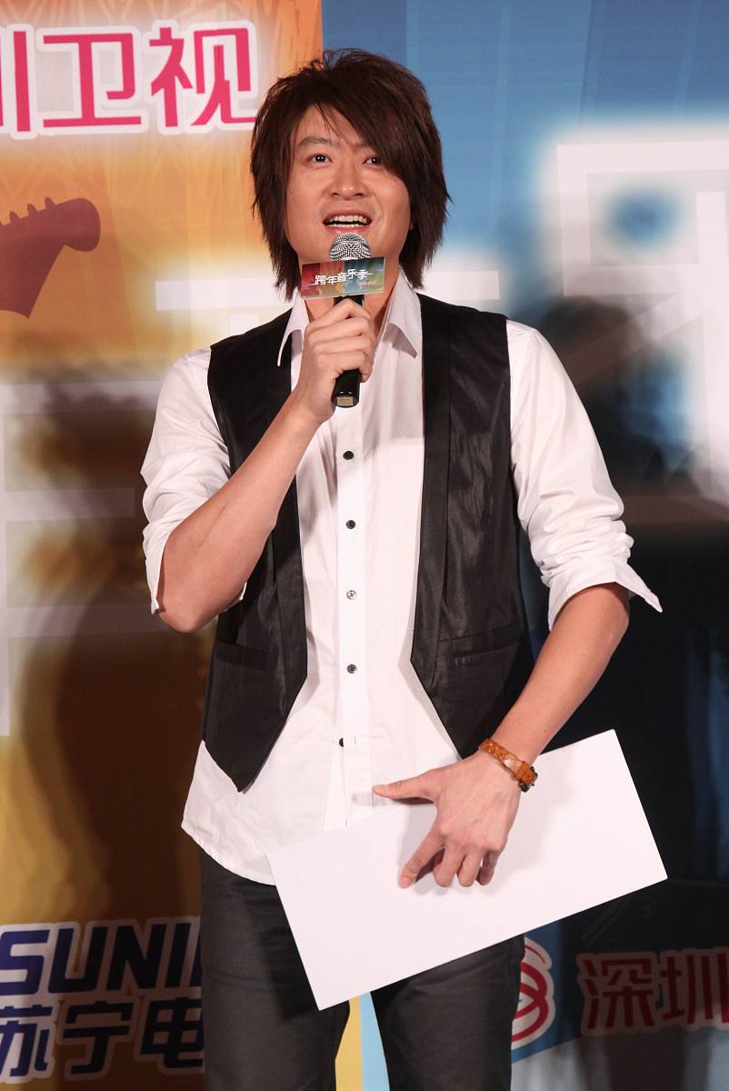 2010年11月3日,北京,深圳卫视"跨年音乐季"举行隆重的启动仪式.游鸿明