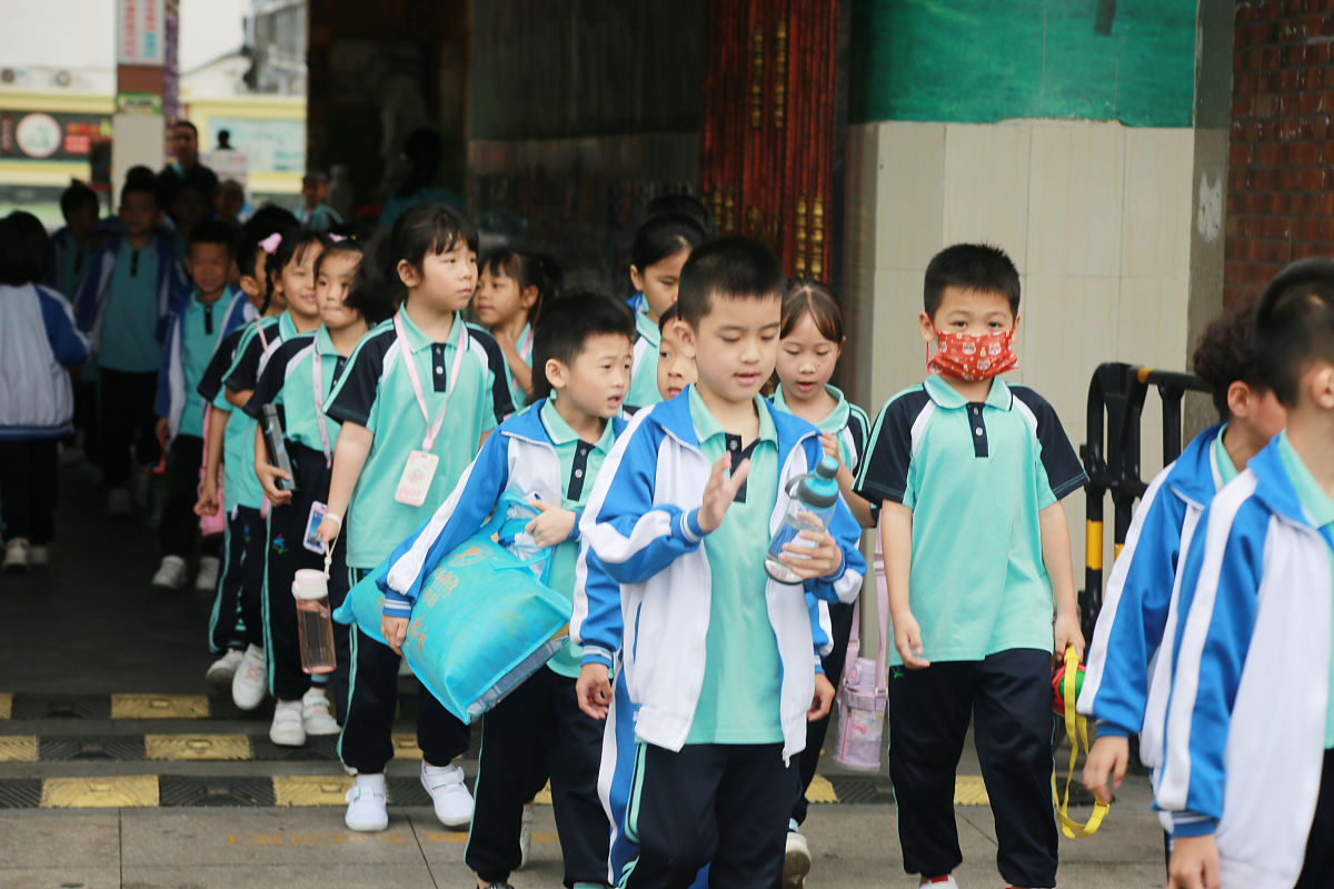 2022年2月17日,海南三亚市开学第一天,第三小学一年级学生,放学后最先
