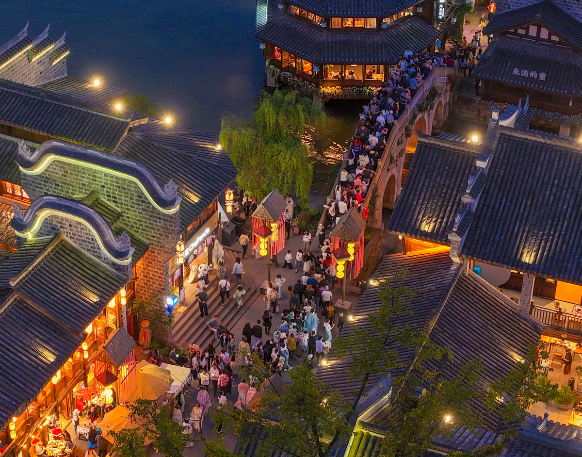 2026年4月3日,四川宜宾,李庄古镇夜景吸引游客前来.,.