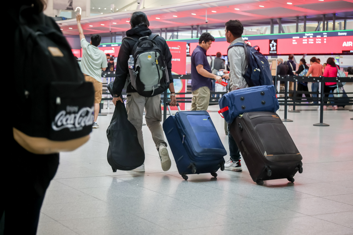 机场用塑料薄膜给行李箱包裹一层要多少钱用210字帮我详细描述