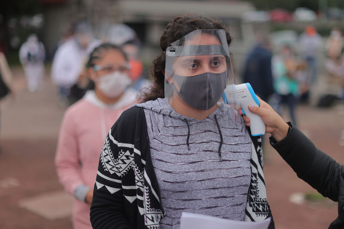 当地时间2020年8月19日,墨西哥首都墨西哥城,考生测温后进入奥林匹克