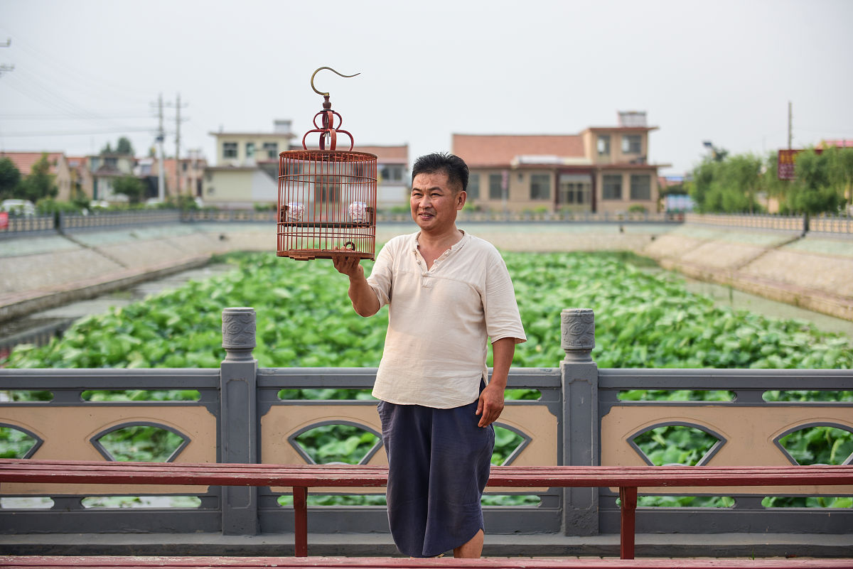 2019年7月15日,青岛.上世纪90年代,因为生计问题,吴金昌也曾放弃鸟笼