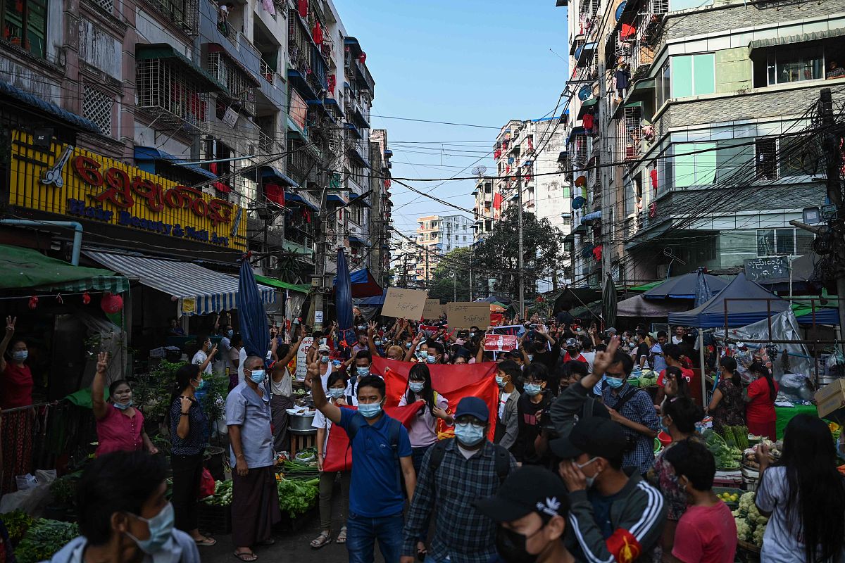 当地时间2021年2月7日,缅甸仰光,缅甸上万民众在仰光举行游行示威活动