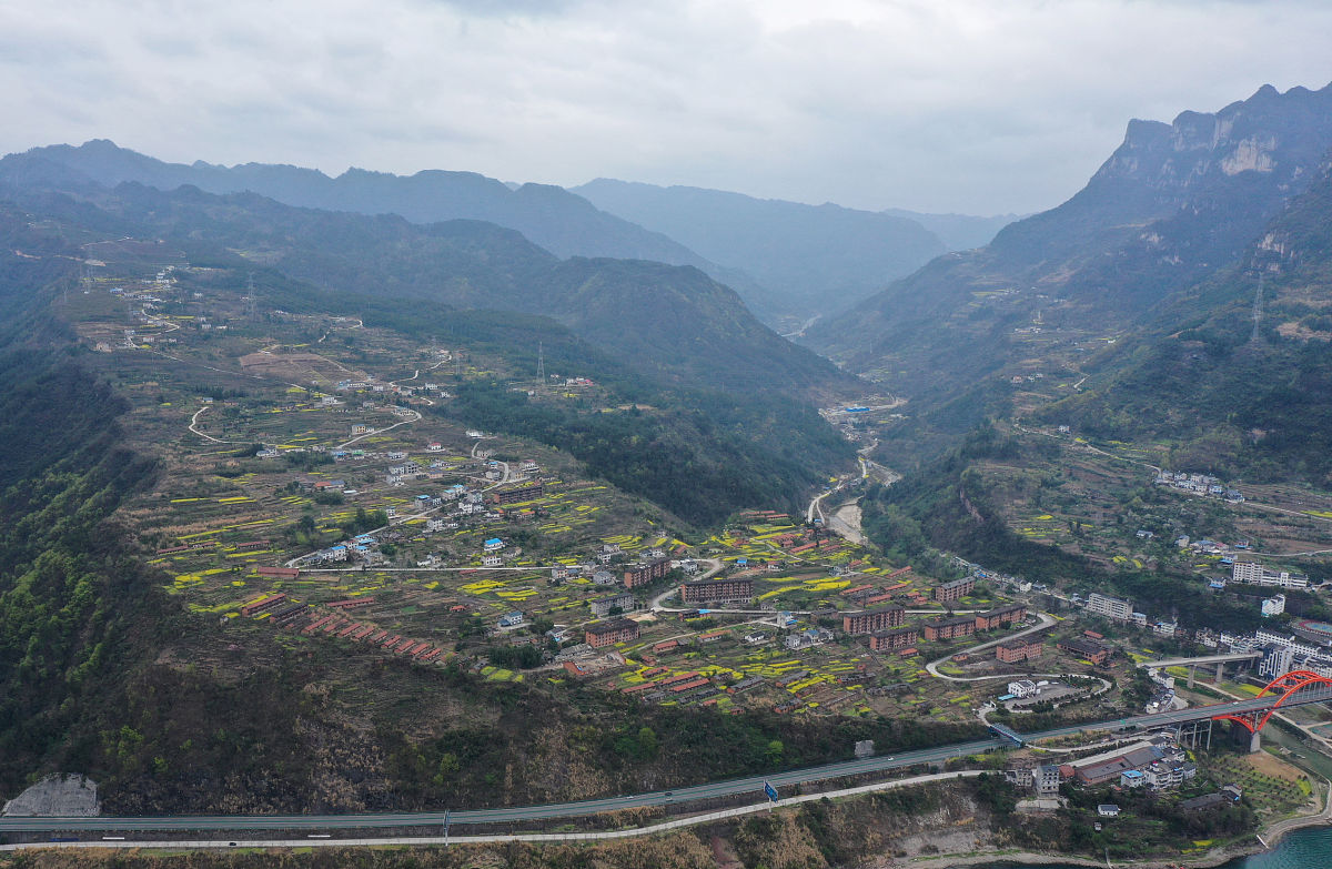 描写春天的七言诗：春风绿意满园香