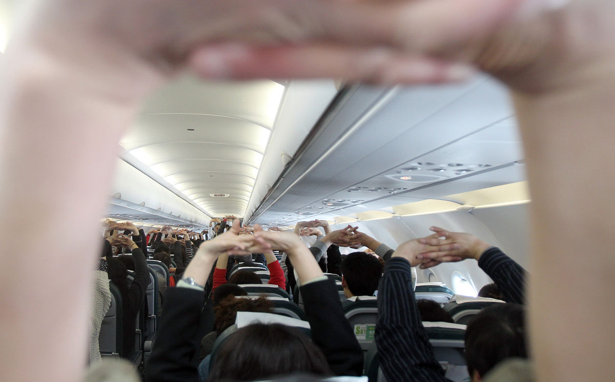 跟奇葩一块坐飞机是种什么体验？