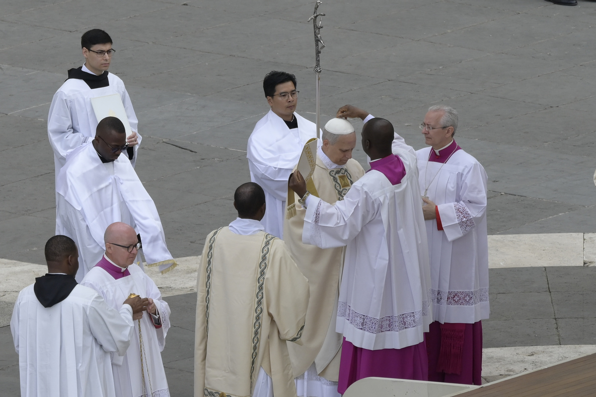 在一个宗教自由的社会中存在以下有关宗教自由的争议问题：在公立学校公共服务部门是否可以穿特定宗教服饰？学校是否可以教授宗教传播特定宗教？是否要为特定宗教设立宗教敬拜场所？请根据以上两个问题作答说出你的观点一篇作文的总字数不少于1500字