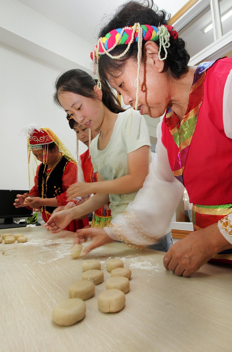 2013年9月18日,社区少数居民和汉族居民共同制作月饼.