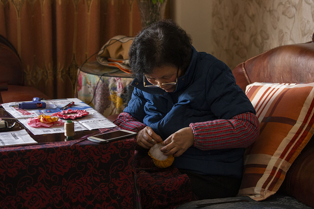 外婆是一个节俭的人，她常常用这些针线为家人缝制衣服，让我懂得了劳动的重要性和家庭的温暖。 
改成文艺的说法