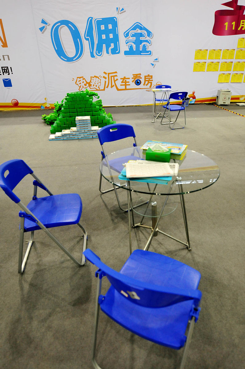 2011年11月16日,福建省福州,福州住交会一家二手房中介展位上打出"0佣