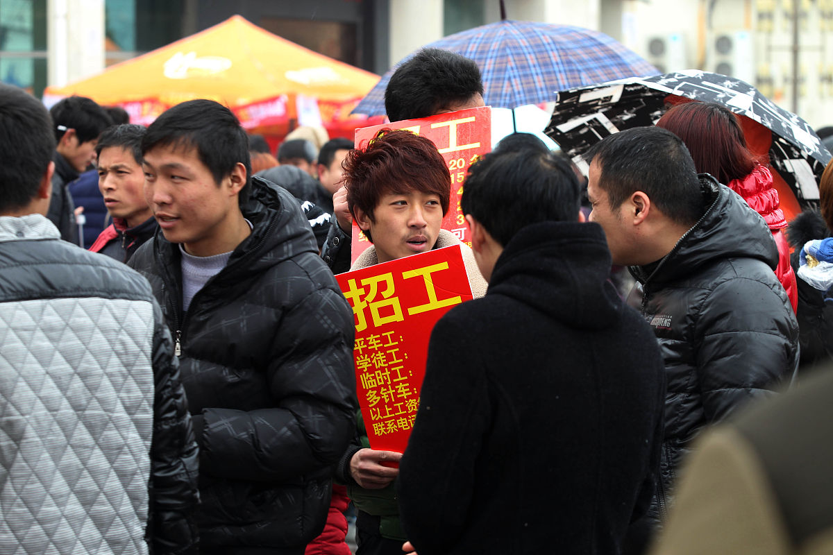   2014年2月19日,众多举着招工牌子的家纺企业招工人员聚集在江苏南通