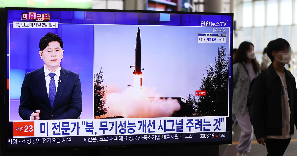 当地时间2021年3月25日,韩国首尔,首尔候车室的电视在播放有关朝鲜发