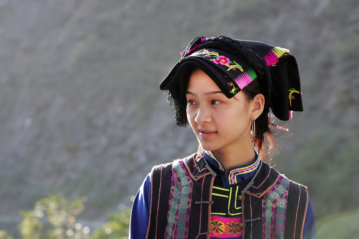 2005年9月,阿坝理县土生土长的羌族姑娘尔玛依娜,因一张纯真,自然的照