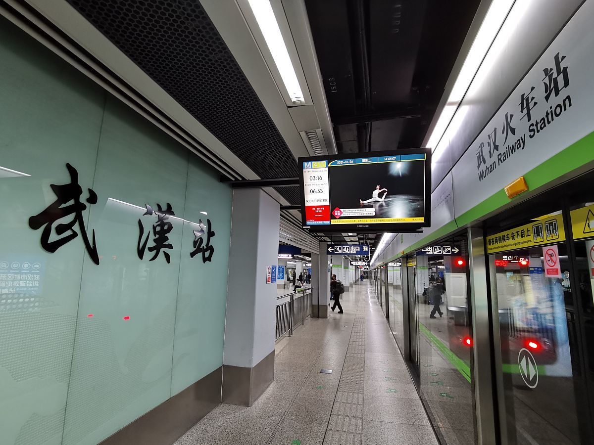 这是位于武汉地铁三阳路站的武汉·江岸文明空间也是武汉地铁打造的首个区级文明空间。三阳路地铁站的各个区域被漫画故事、创意视觉、影像展示以及互动打卡各种形式填满把江岸之光的创意宗旨诠释的生动又具体。我爱江岸！发现光追随光看见光成为光！ #江岸打造武汉地铁首个区级文明空间##江岸再添一网红打卡地#围绕这个写10条10字左右的评论