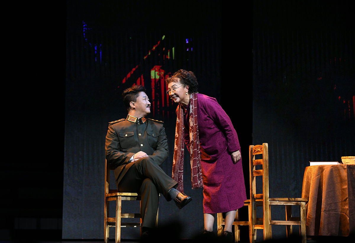 2021年12月1日晚,广州,舞台剧《执信女生》在广东艺术剧院首演.图为演