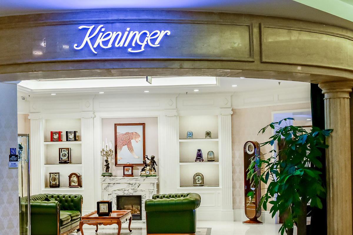 1 规则名词的复数形式先写变形规则再写三个例词1一般名词2以f或fe结尾的词3以辅音字母加y结尾的名词4以辅音字母加o结尾的名词三种情况都得写 2 不规则名词的复数形式先写变形规则再写三个例词1 含man的名词2 含oo的名词3 集体名词4 表示某国的人三种情况5 合成名词三种情况