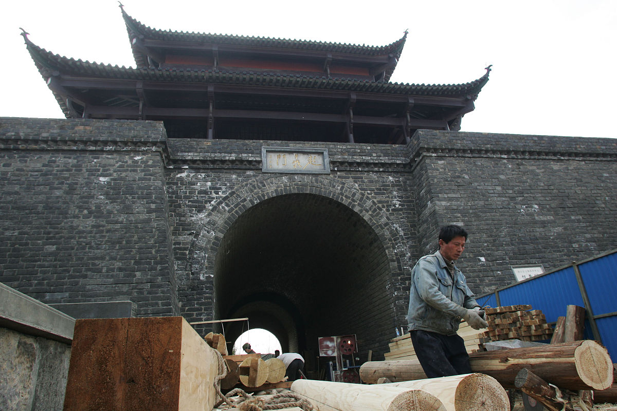 (武汉本地媒体请勿下载)2011年1月9日,武汉,武昌起义门城楼正在整修中