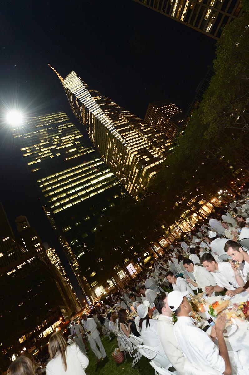 当地时间2013年9月18日,美国纽约,数千名用餐者从头到脚打扮成白色,齐