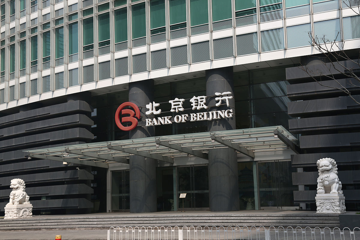 将如下文段先进行冗余词汇增加然后进行同义词替换之后进行近义词替换最后进行语序变换：C银行现有的包含营业部在内46加分支机构分支机构接受总行考核管理日常工作向总行管理层汇报贷款情况向贷款审批委员会汇报财务情况向财务审批委员会统一接受公司监管机构监管。