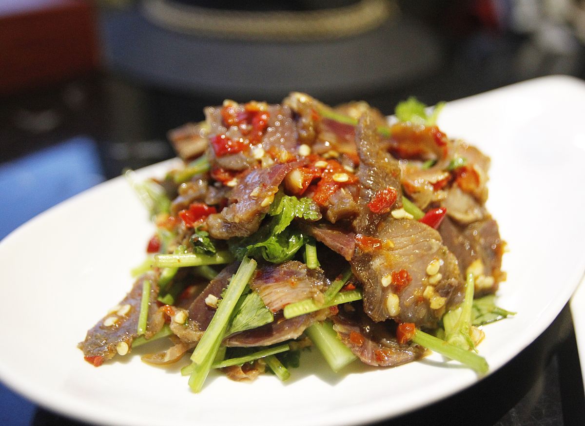 凉拌牛肉的家常做法，香辣开胃，简单易学！