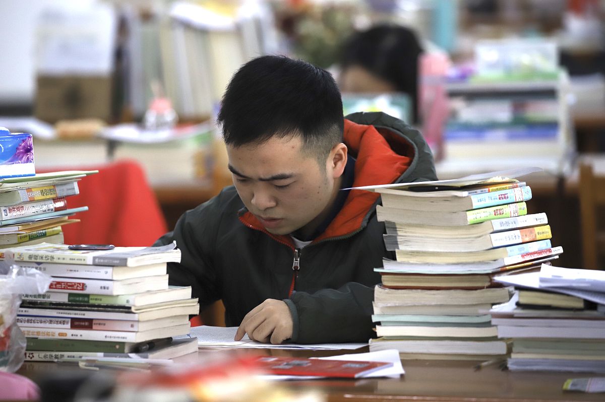 2019年12月15日,武汉一高校自习室内准备参加研究生考试的同学认真复