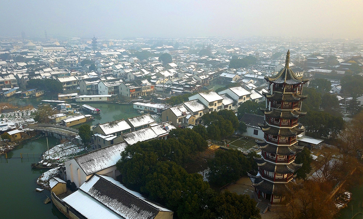 2018年1月30日,航拍雪后初霁的江苏省昆山市周庄古镇景区,黑白泼墨,宛