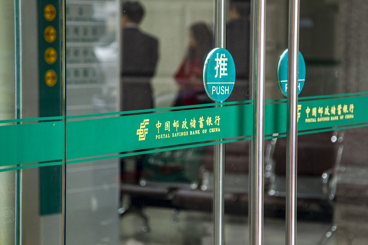 对邮政银行西安分行银保客户样本基本信息进行撰写包括各个样本数据占比原因分析：性别女性占552男性占448年龄：41-60周岁占58161岁以上15340周岁以下266客户主要来自于网点；学历：高中、中专学历 491大专学历 202初中以下 152本科及以上155。职业：私营企业员工 263国企员工223退休人员 198公务员 121、个体工商户 119自由职业者76。家庭收入：10-20万占42