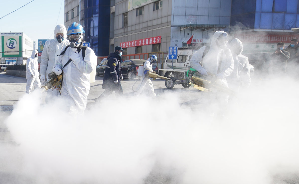 2021年1月9日,北京市丰台区卢沟桥乡岳各庄批发市场内,身穿防护服的蓝