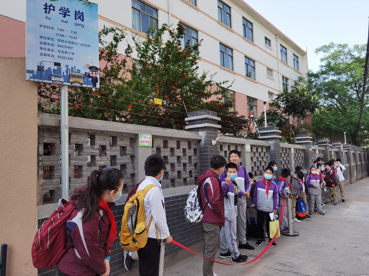 2020年5月18日,南京市回龙桥小学学生在校门口入口处排队,等候进入校