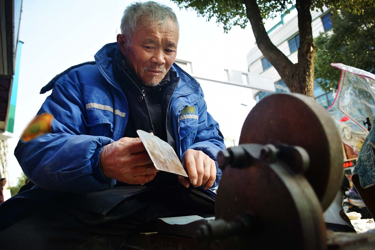 小时候只有他和两个妹妹生活；长大以后就是在打工或参加工作。现在他一个人住在家。他就是我的爷爷。我的爷爷和我们一样都姓张他出生的时候家里很贫困只能靠打工赚钱。但是现在赚钱容易了很多。当他11岁时他父亲在富阳母亲在努力工作。而他陪着两个妹妹做手工。因为家境贫困十三岁的他要到外地打工。直到20多岁凭借着他的毅力终于参加了工作。小时候他的生活如同一杯稀薄的清茶简陋而朴素。每天的食物像是一颗颗粗糙的石子咀嚼