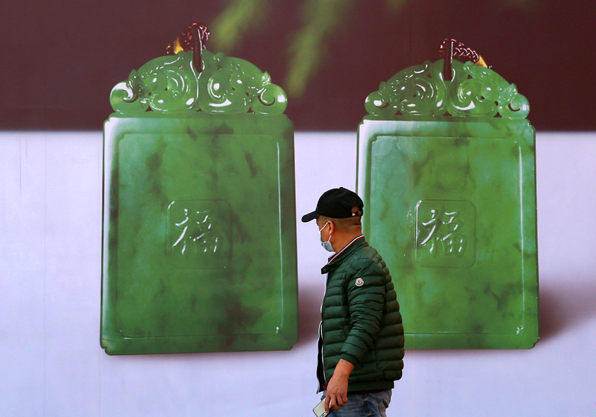 2020年11月19日,为期四天的2020中国国际珠宝展在北京开幕.一位观众从