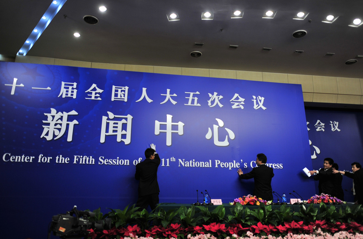 上联: 和合文化全球论坛永久举办地，求下联内容：会议主办城市名字谐音'和'字，共祈和谐共创未来