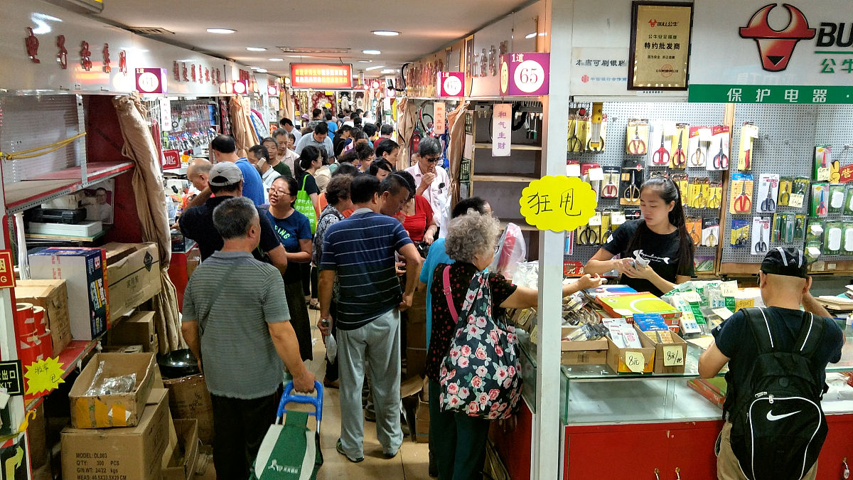 2017年9月13日,北京天意小商品批发市场,不少顾客前来扫货.