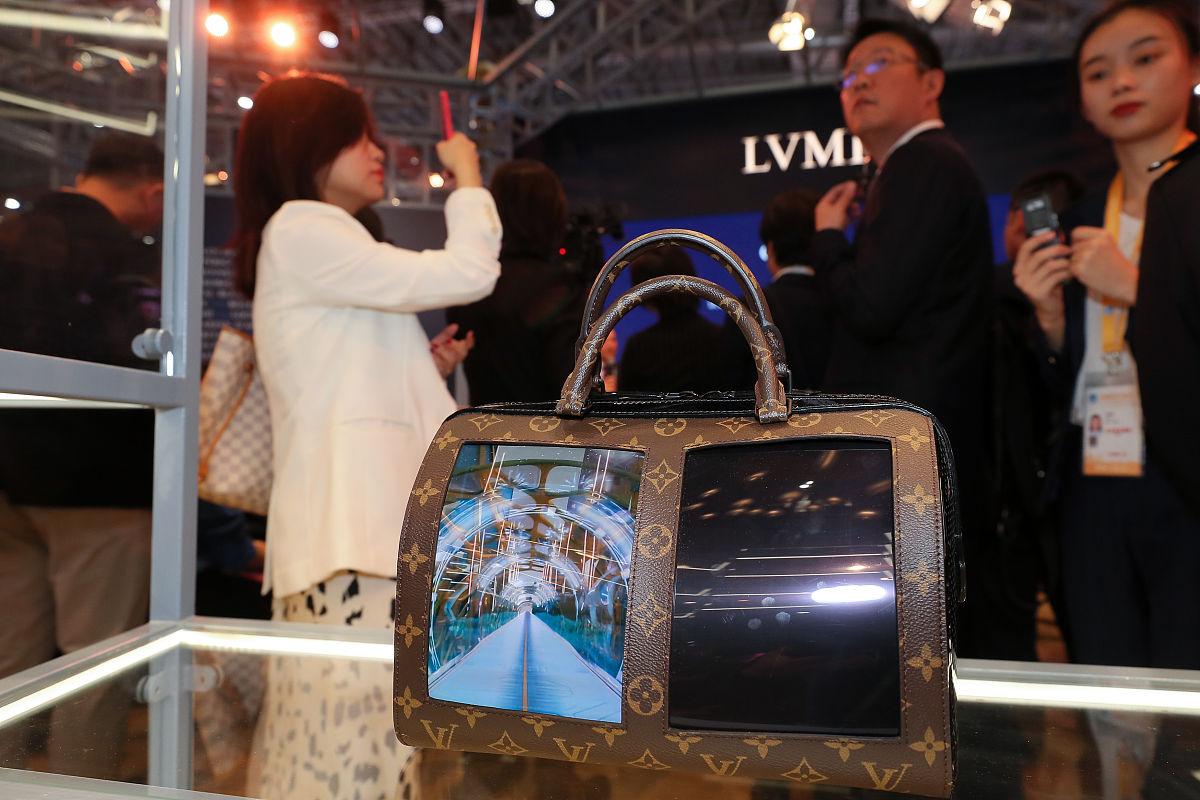 LV 发财桶包包：一个充满中国文化寓意的故事