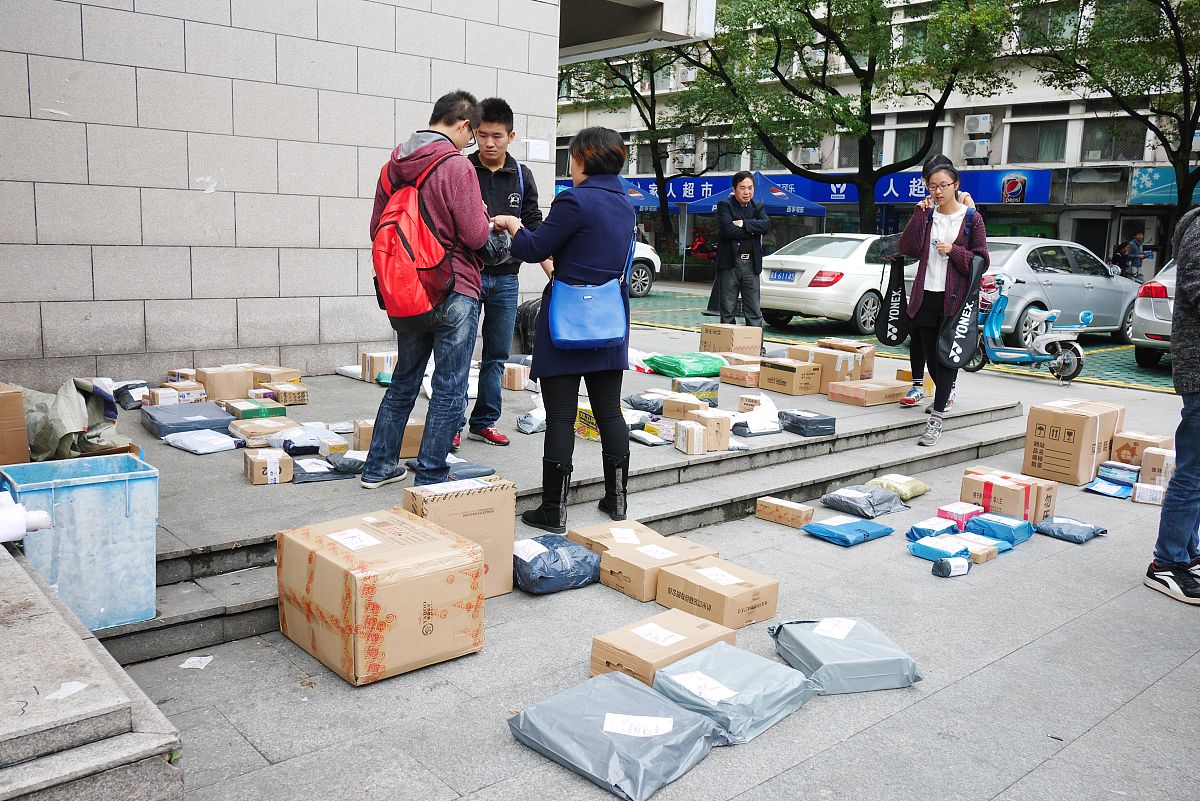 高校快递站客户服务满意度对比：国内外现状分析